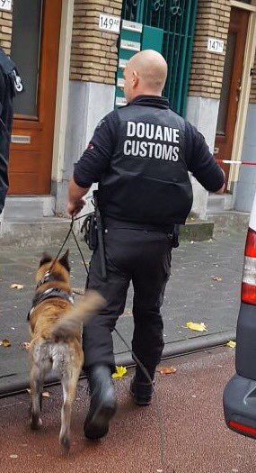 POL_Rotterdam's tweet photo. Ook de douanehond zoekt mee naar fout geld tijdens de grote actiedag #foutgeld #ondermijningloontniet https://t.co/PiFcbIppml