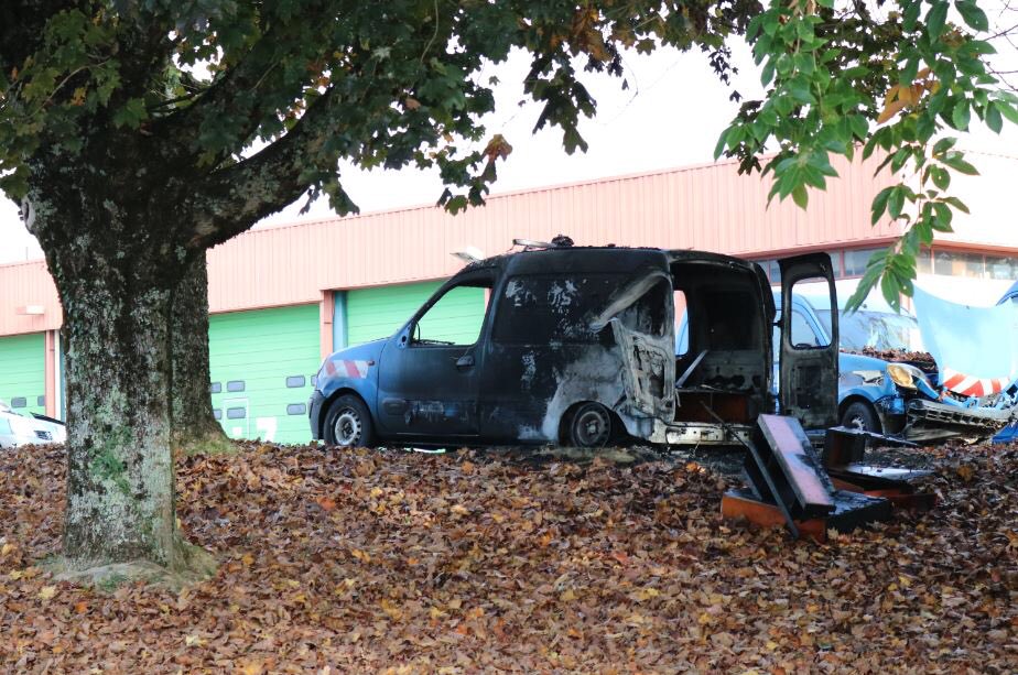 robindevogelaer's tweet photo. .@afpfr Communiqué : 21 véhicules d'intervention électricité #Enedis vandalisés #Limoges indignation #ServicePublic @Limportant_fr https://t.co/jNxdYILjbS
