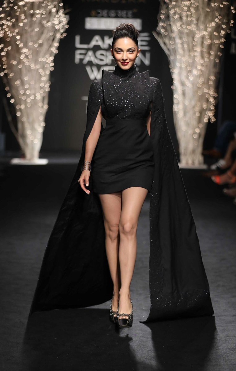 LakmeFashionWk's tweet photo. #LFWTrends: @HardikaGulati showcased an extension of the sleeves, which gave the billowing garment sharp lines and structure. https://t.co/P3K3IfuCYw