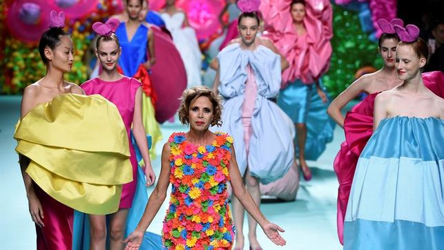 artegranada's tweet photo. Agatha Ruiz de la Prada, Premio Nacional de Diseño de #Moda 2017: https://t.co/rSmFbtaXY6 https://t.co/IiBDuVVism