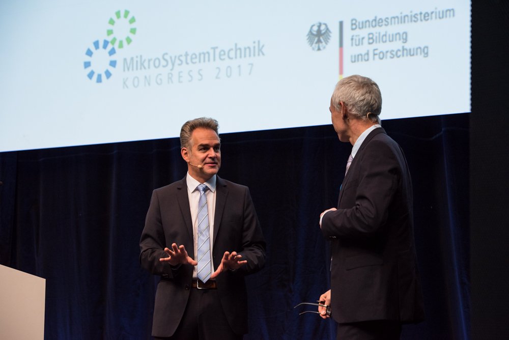 VDE_Group's tweet photo. Dr. Tille von @BMW zu "Intelligenten Bedienoberflächen im Automobil" #Mobility #mst2017 https://t.co/75W9awCO41
