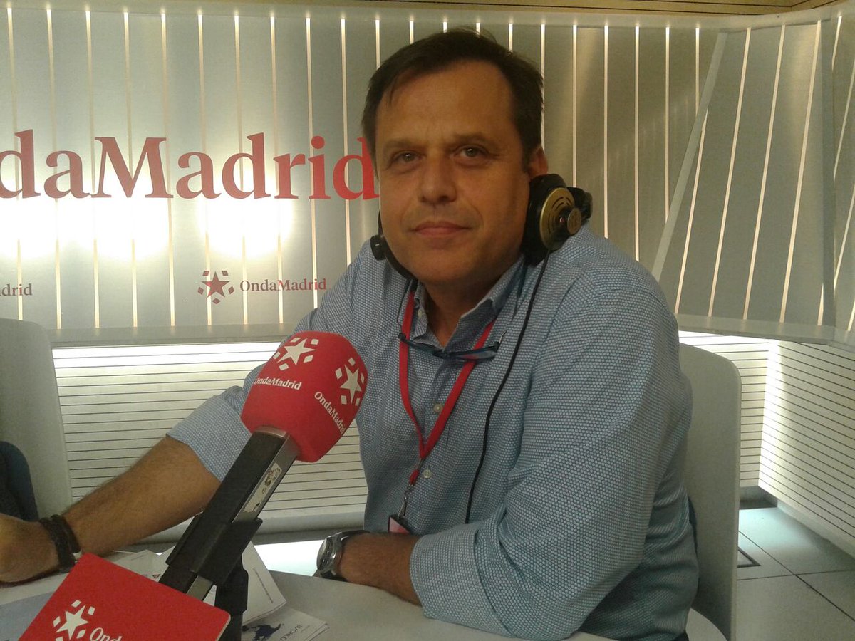 BuenosDiasOM's tweet photo. los martes Alberto Burguillo @EnredadosOM nos descubre los secretos de la red y la tecnología en directo con @AlipioGutierrez y @Begonatormo https://t.co/TLDh5WQPsx