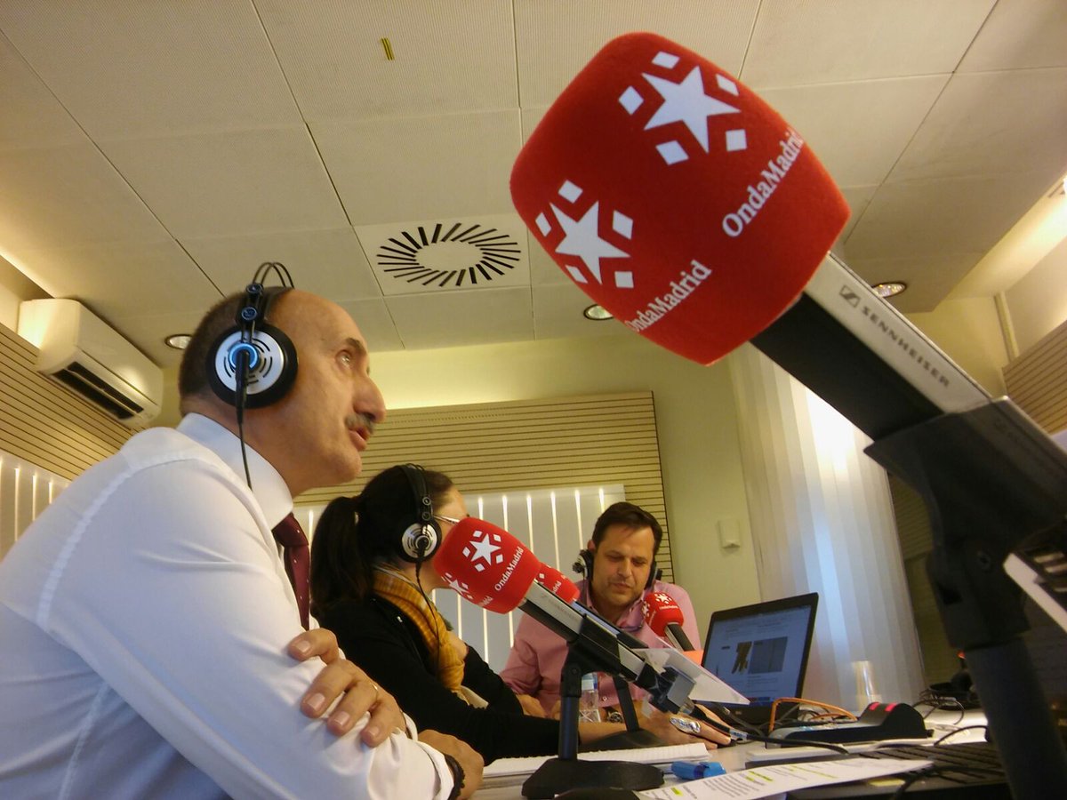 BuenosDiasOM's tweet photo. los martes Alberto Burguillo @EnredadosOM nos descubre los secretos de la red y la tecnología en directo con @AlipioGutierrez y @Begonatormo https://t.co/TLDh5WQPsx