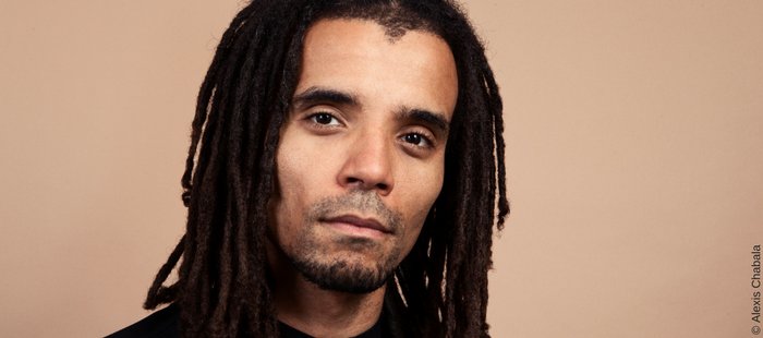thebookseller's tweet photo. .@hodderchildrens to publish a "magical realist Shakespearean series" by @akalamusic: https://t.co/HrYQbhK9CX https://t.co/PJmzw8Kug3