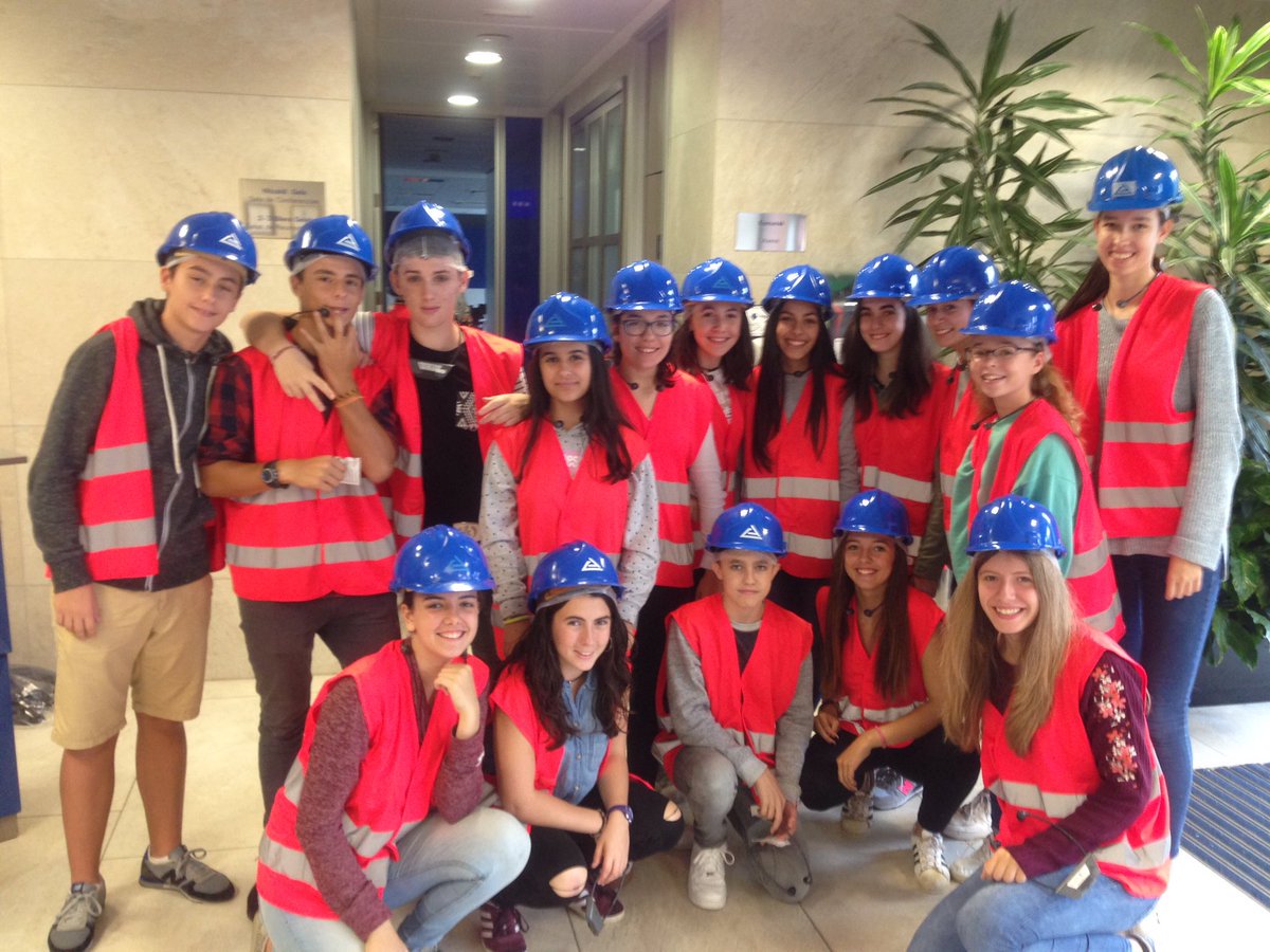 Begonazpiikas's tweet photo. Begoñazpin hasi gara ikasturte honetan ura eta hidrodinamikaz izango dan First Lego Leagueren erronka lantzen. #FLLEuskadi @Innobasque https://t.co/OaPsVxQwDN