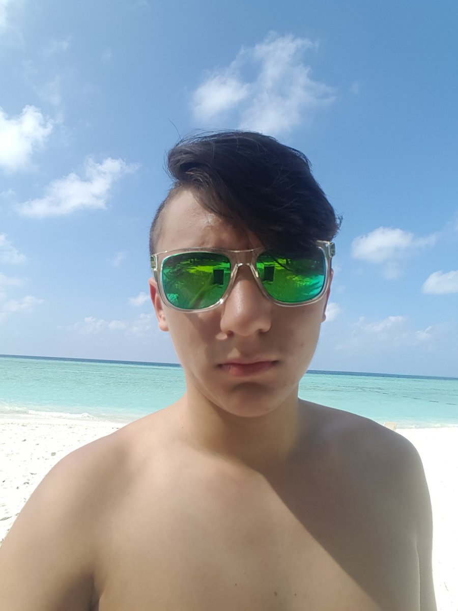 micioCoD's tweet photo. Paesaggio da dio rovinato da una bella faccia di merda https://t.co/WnFtT6nJzq