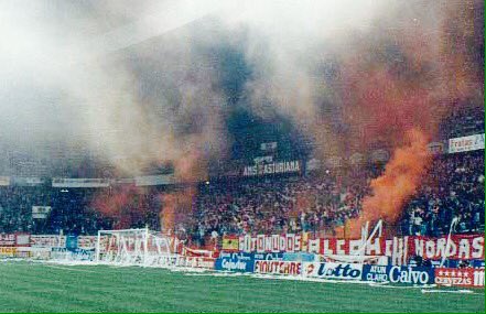 ULTRASGIJON's tweet photo. Un 24 de Octubre de 1991, El Molinòn vivía su último partido en competición europea.
Real Sporting-Steaua de Bucarest
#EuroSporting 🔴⚪️🔴 https://t.co/xQt30FOs1e
