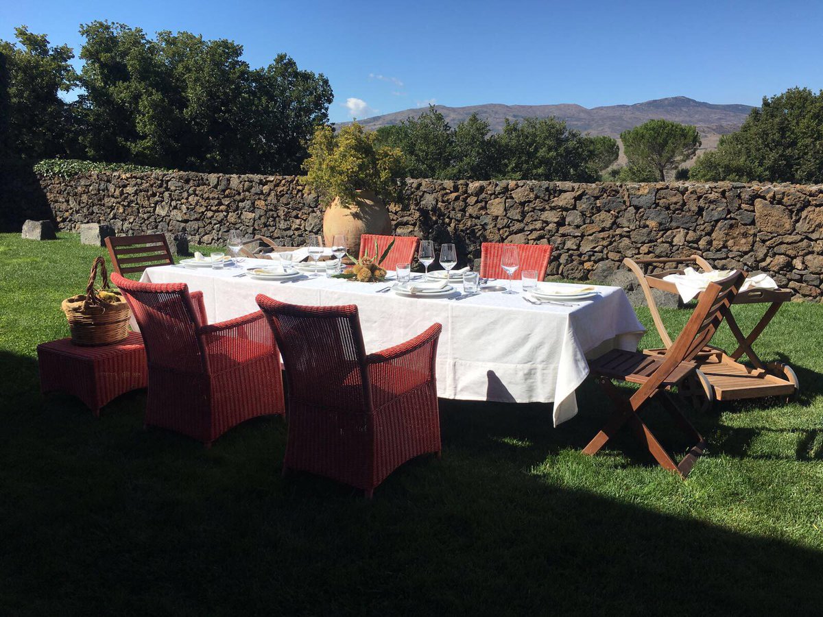 Who wants come here to lunch?!#etna #terrazzedelletna #terrazzamenti #terrazze #natura #nature #picoftheday #bestmoment #winetasting #lunch