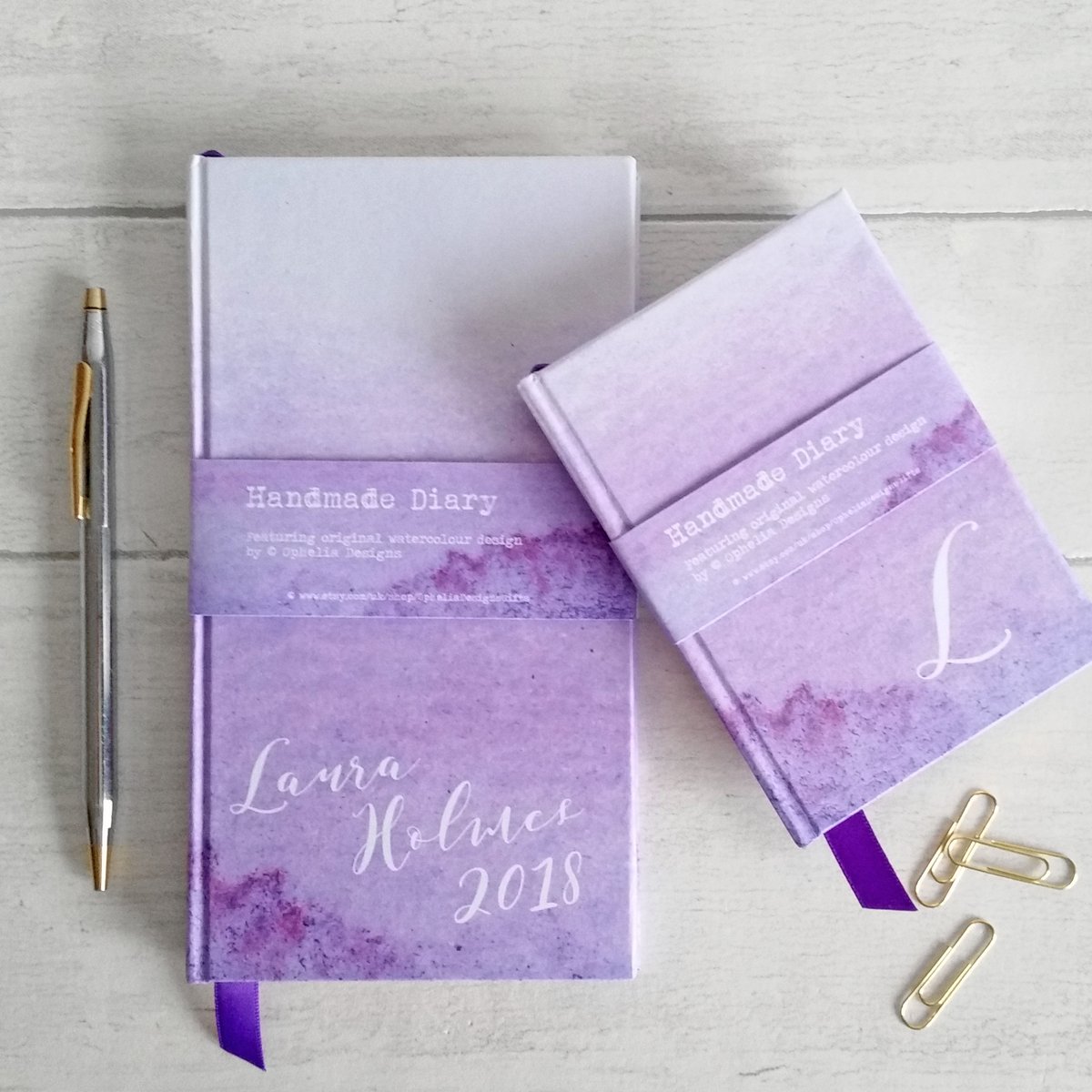 OpheliaDesigns's tweet photo. Get organised with my #watercolourwash #personalised #handmade #diaries, available in 8 shades, 2 sizes https://t.co/o9vaSwrgqH #agenda2018 https://t.co/Ni9dpGkN4p
