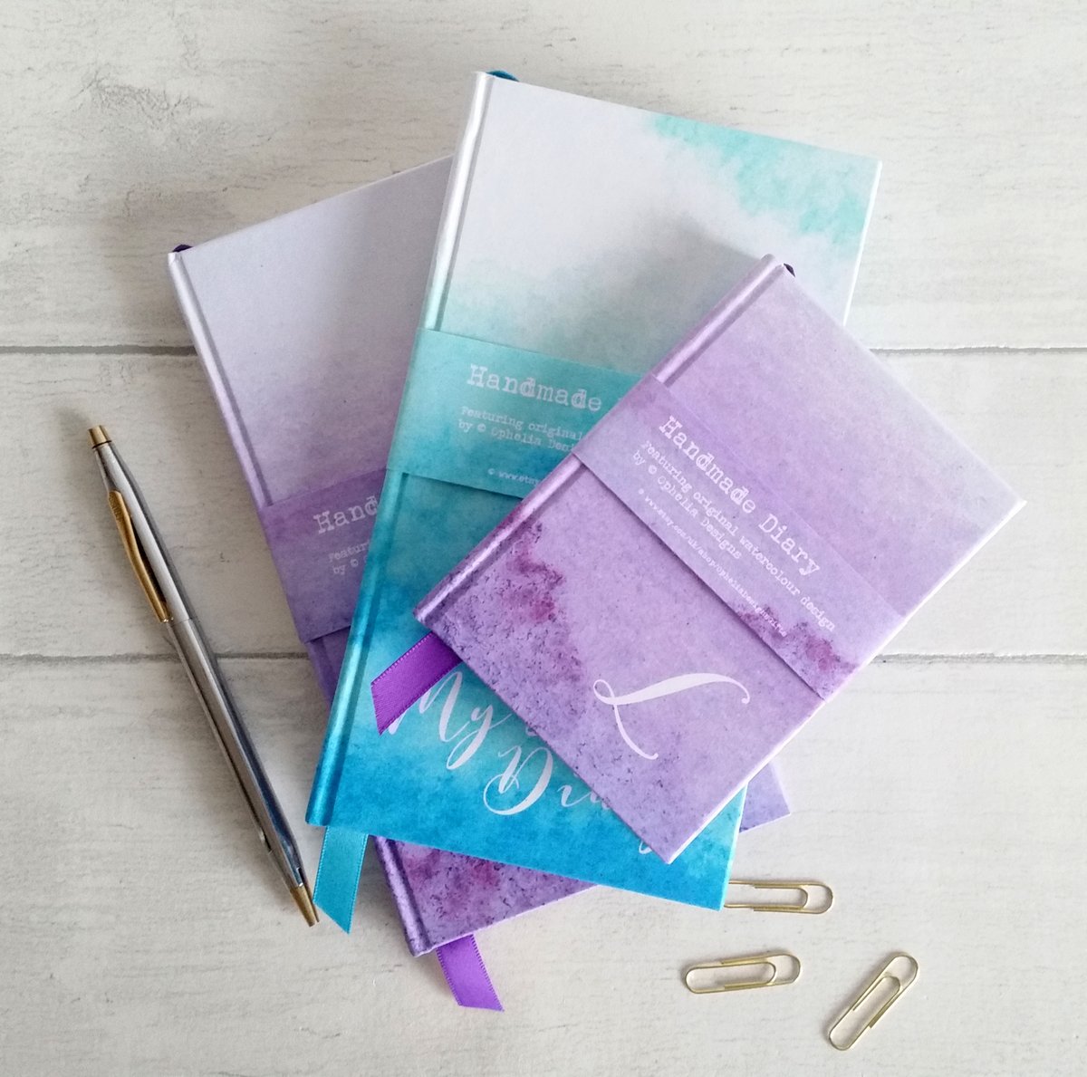 OpheliaDesigns's tweet photo. Get organised with my #watercolourwash #personalised #handmade #diaries, available in 8 shades, 2 sizes https://t.co/o9vaSwrgqH #agenda2018 https://t.co/Ni9dpGkN4p