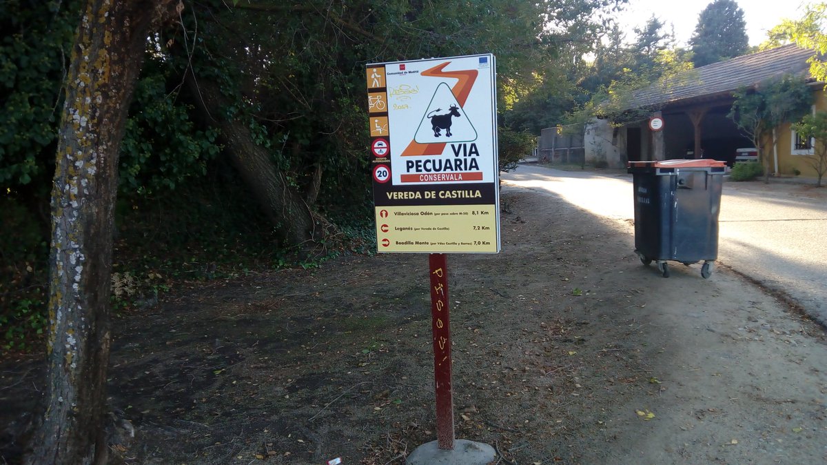 CorredorEcoSur's tweet photo. Se siguen acumulando vertidos en la vereda de Castilla. Limitación al tráfico ya https://t.co/bYJrEKaIrF