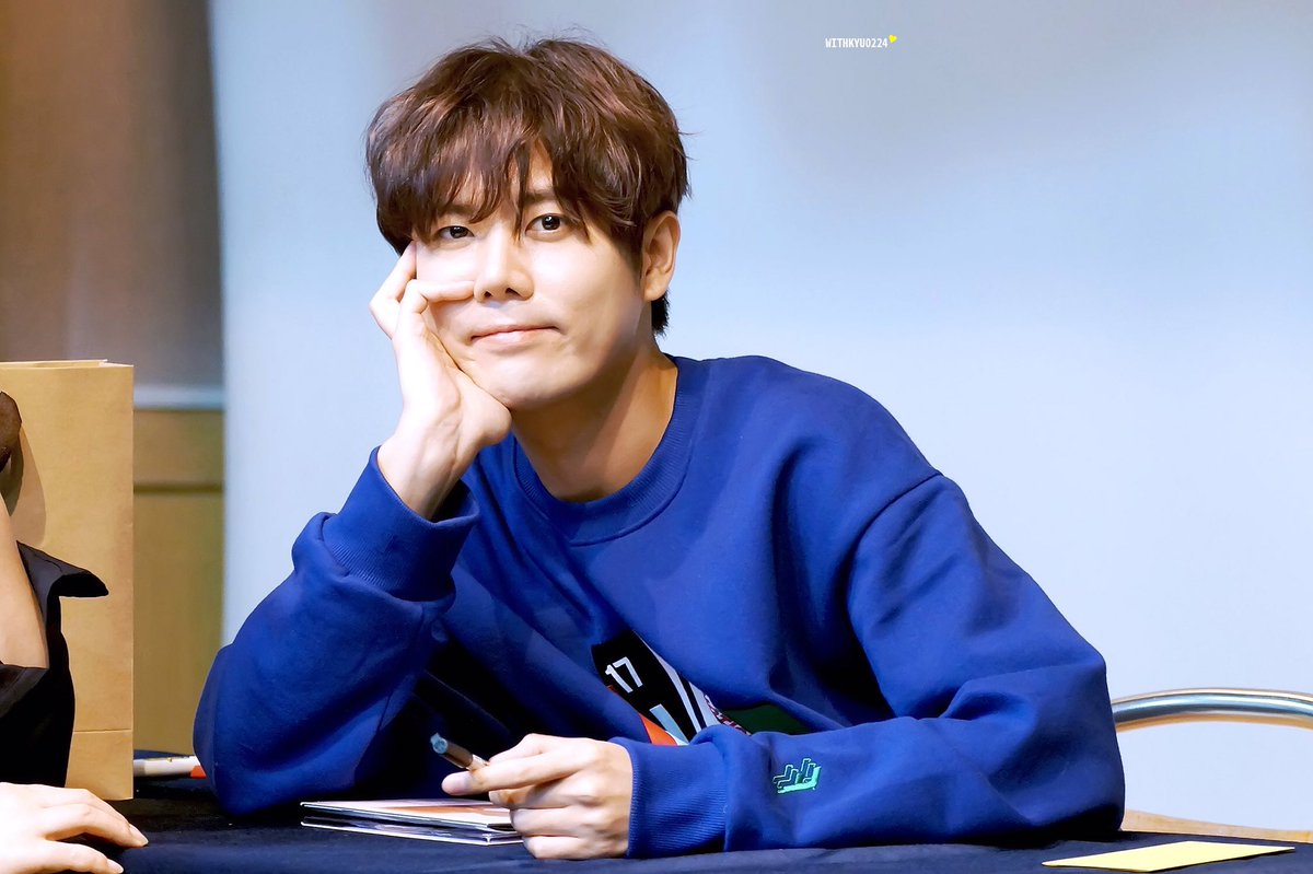 withkyu0224's tweet photo. 2017.10.21 중구 팬싸인회
선배미 낭낭한 이런 김규종도 이쁘구 멋있구요!😍
이날의 규종이는 여러색으로 이쁘고 귀엽고 멋지고 잘생기고! 완벽 그 자체!👍🏻💕
.
#김규종 #kimkyujong #hugme https://t.co/AoDq16y1VQ