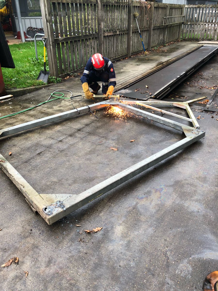 HantsIOW_USAR's tweet photo. Helping @Hants_fire fleet maintenance during #hotcutting #training #oneteam https://t.co/7JblIgWE0K