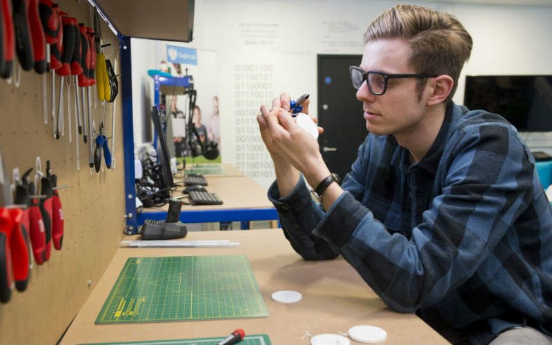 HOSTSalford's tweet photo. Two brilliant workshops for #DigiManchester @BBCAcademy using @bbc_microbit and @arduino - free tickets https://t.co/wKML4a9vtx https://t.co/94YYbtw4F3
