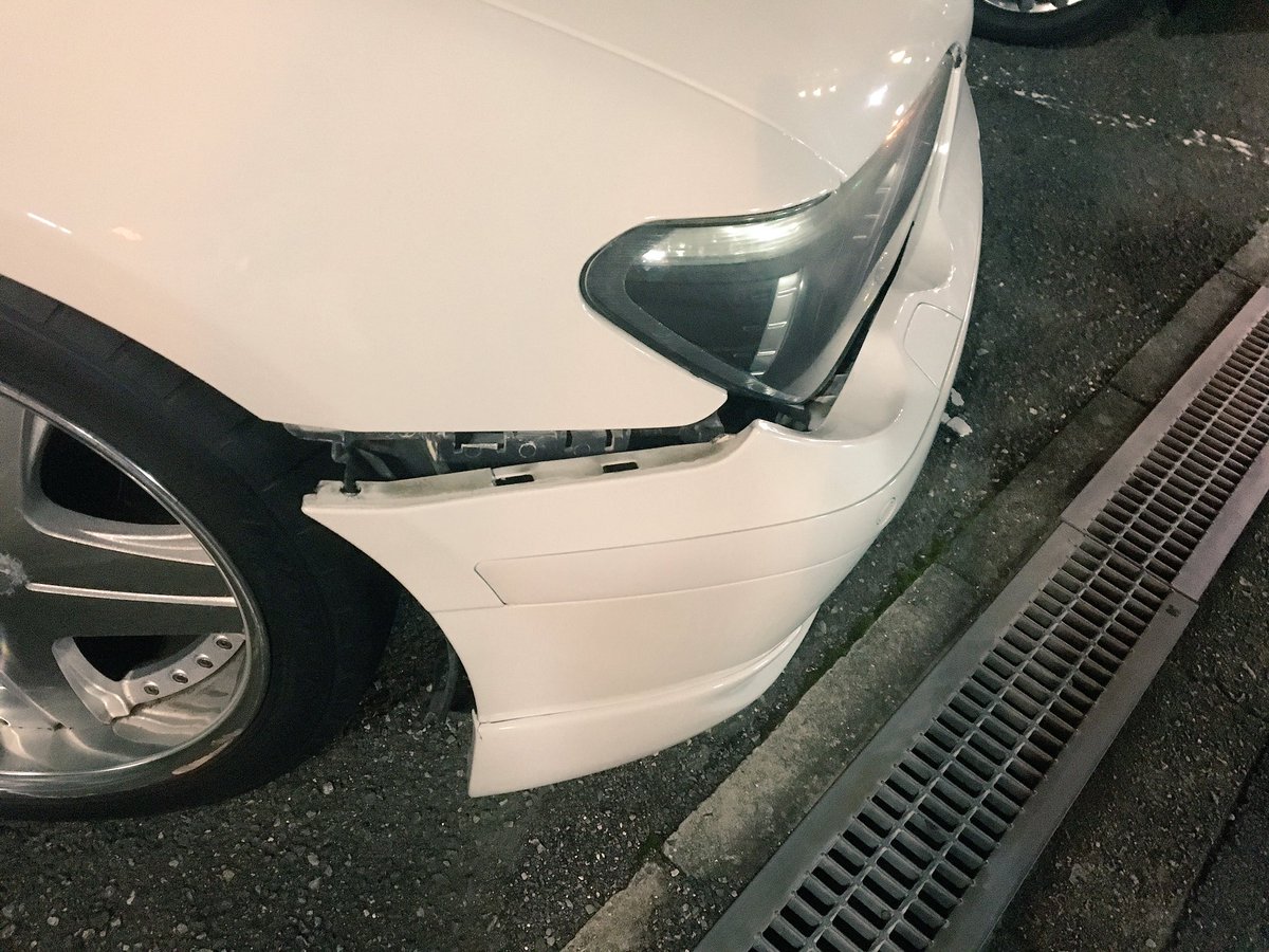 テレス 台風の風でbmのバンパー外れてた タイラップ止めしてるドリ車より弱いうちの子 かわいいやろ