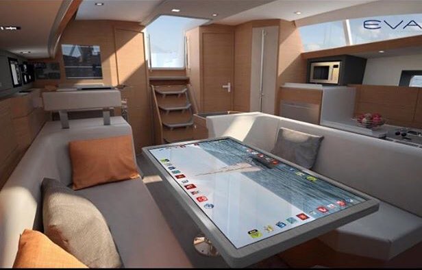 AppelleMoiVali's tweet image. Présentation mondiale du 1er #Yacht intelligent par #KaraTech et @AlluresYachting au #wef17 #Angers 🛥📲 kara.technology/fr/eva/