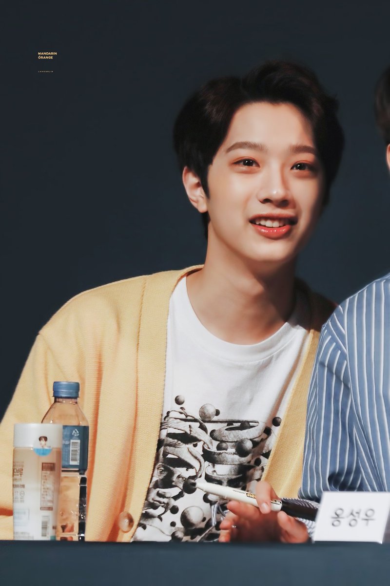 BeurreN_'s tweet photo. 'มะนุด'
'หืม'
'เสื้อ'
'ทำไม'
'สีเดียวกันเลย'
'แล้ว?'
'เลาชอบอะ ใส่เหมือนกันบ่อยๆได้ป่าว'
'ได้สิ :)'

#ซอนหลิน https://t.co/RRaBgXnBwC