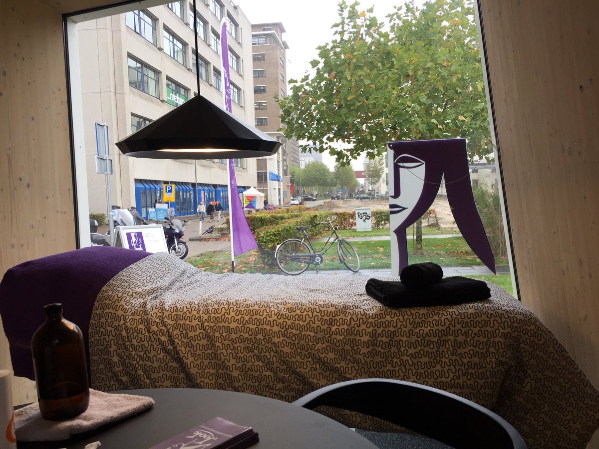 francoiselook's tweet image. Aanwezig bij Office-s tijdens #DDW2017 voor massage,kom even bij ons aan tijdens je route