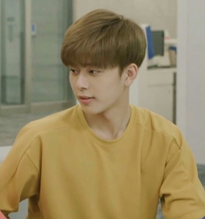 BeurreN_'s tweet photo. 'มะนุด'
'หืม'
'เสื้อ'
'ทำไม'
'สีเดียวกันเลย'
'แล้ว?'
'เลาชอบอะ ใส่เหมือนกันบ่อยๆได้ป่าว'
'ได้สิ :)'

#ซอนหลิน https://t.co/RRaBgXnBwC