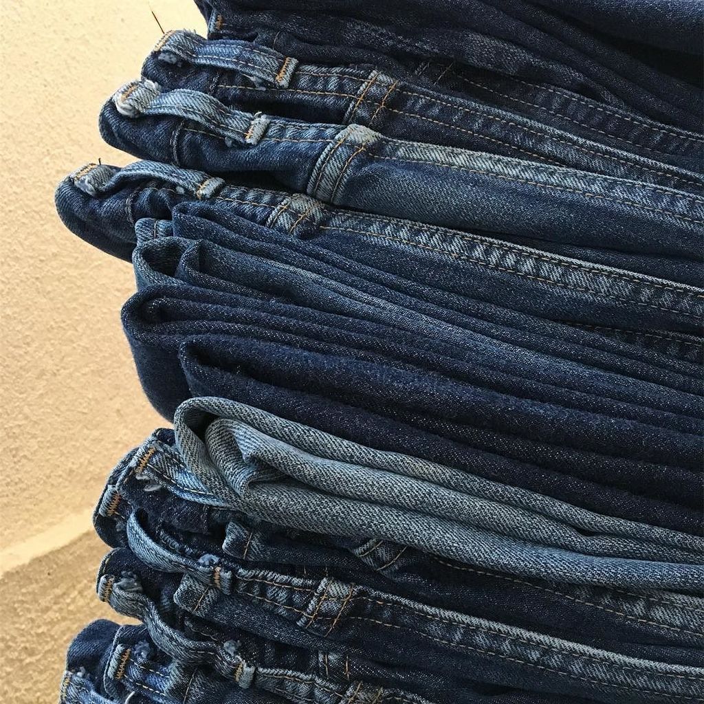 洗い上がったデニムたちおかえりなさい！
気がつくとどんどん個性の出てくるデニムたちを毎週見ていると、私たちスタッフも愛着が湧いてくるのです。
#onomichidenimproject #onomichidenim
#尾道デニム… ift.tt/2xjGrs2