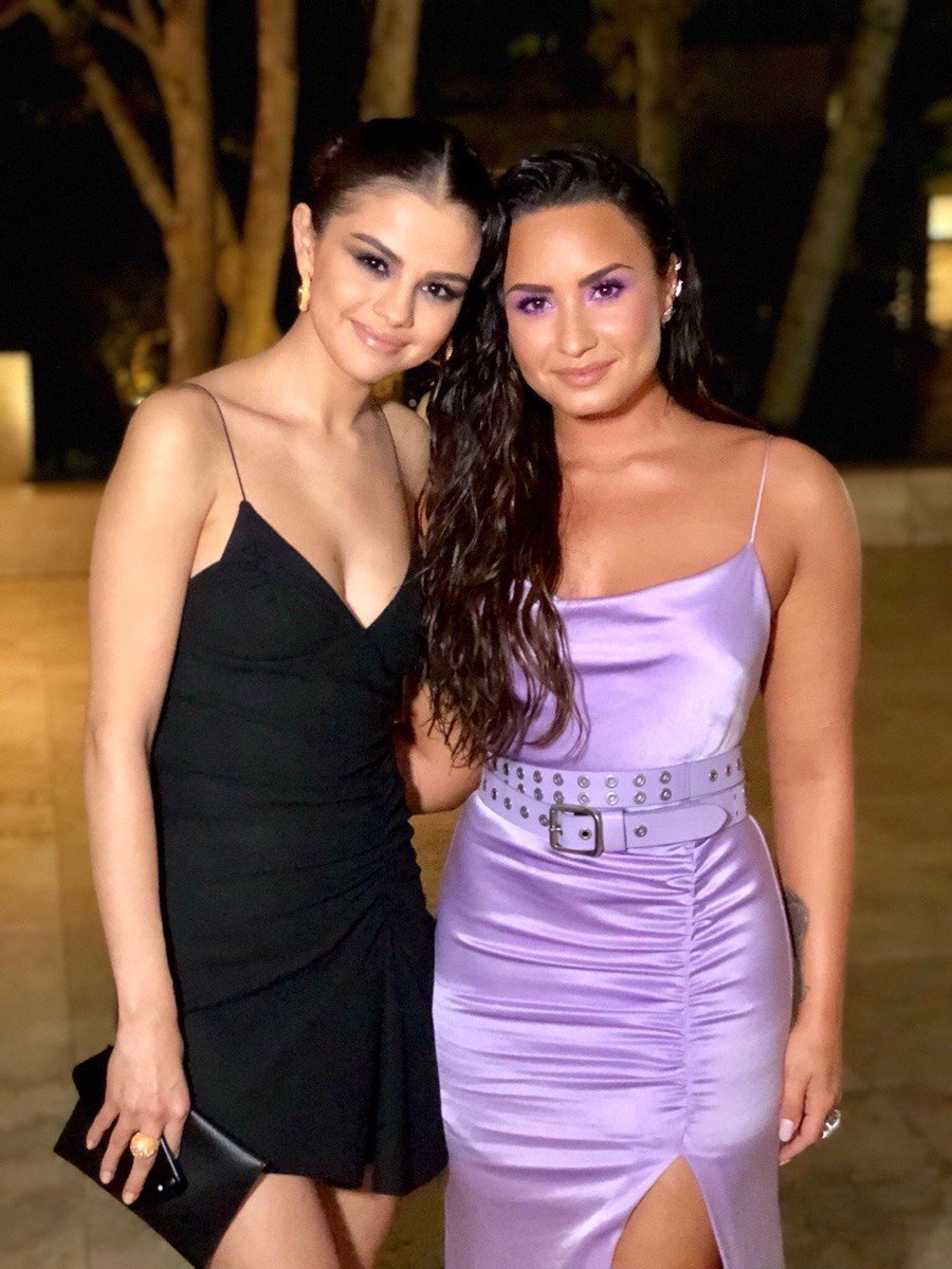 zampiniftcyrus's tweet photo. NO SE DAN UNA IDEA DE LO FELIZ QUE ESTOY, ESPERÉ TANTO ESTE DÍA😍🔥💕❤😭
MIS DOS PRINCESAS JUNTAS💘👭👑 #DelenaIsBack https://t.co/cEv6Njjqrd
