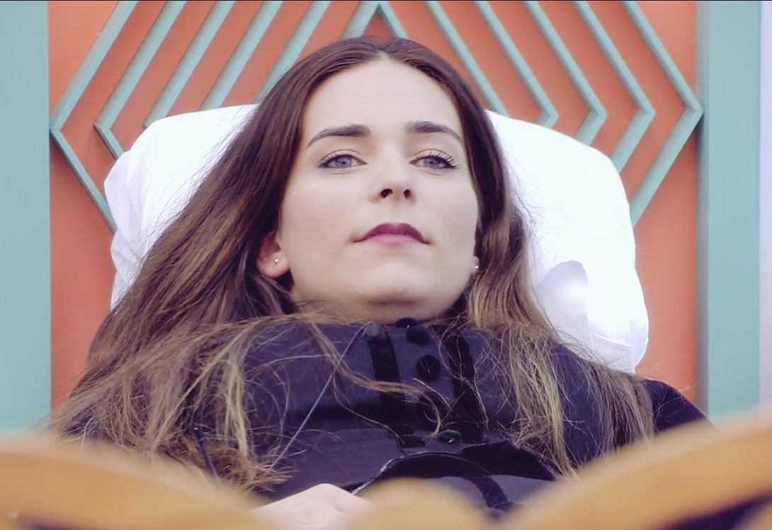 Chabacanx's tweet photo. Dentro no tienes a nadie como dices, pero fuera tienes a un gran team fiel. 🦋

SE FUERTE LAURA. 

#GHDirecto https://t.co/xoupn2fSAV
