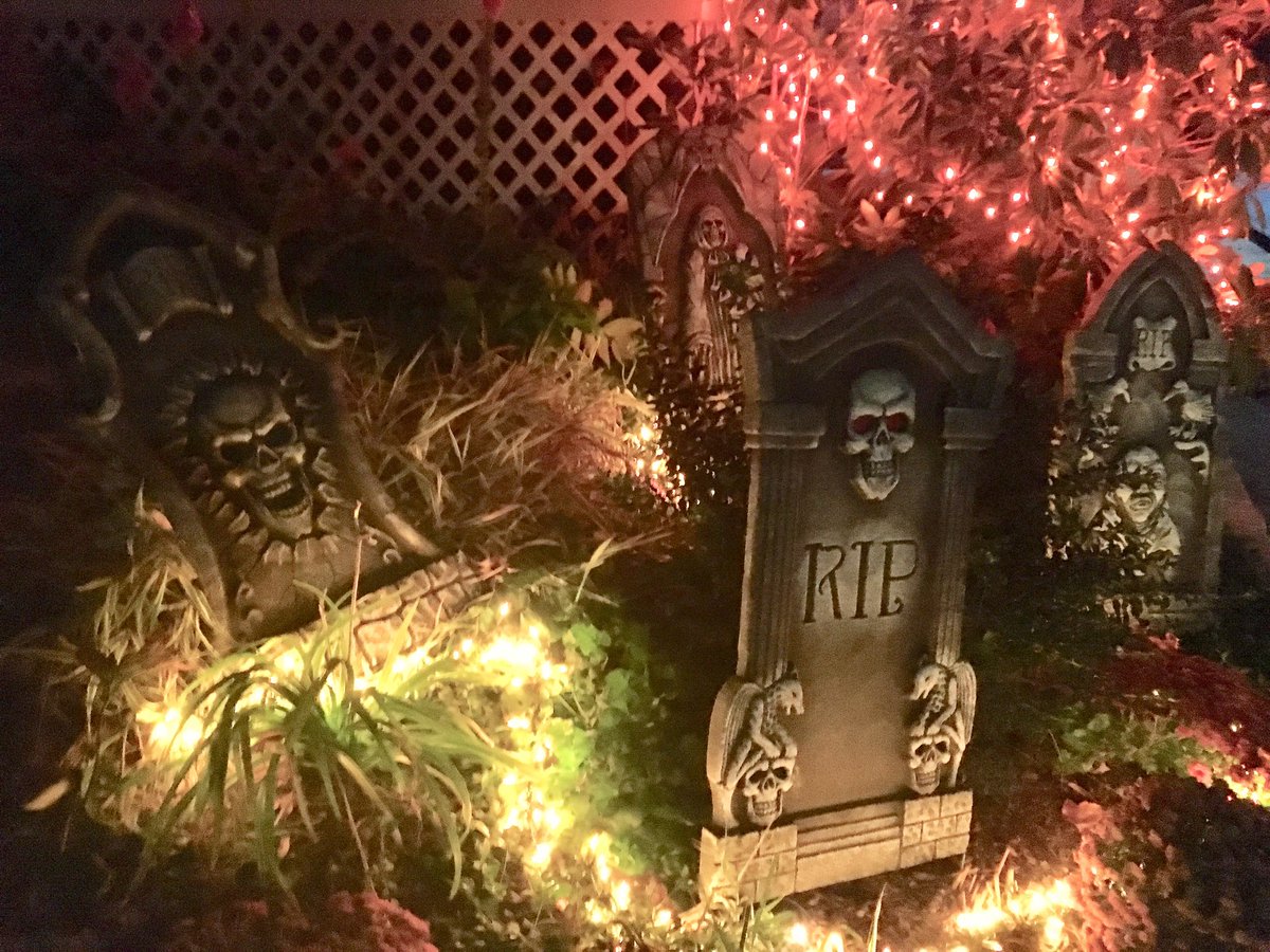 larry_frates's tweet photo. Getting ready for Halloween at our house! https://t.co/oVe7zN1JAu
