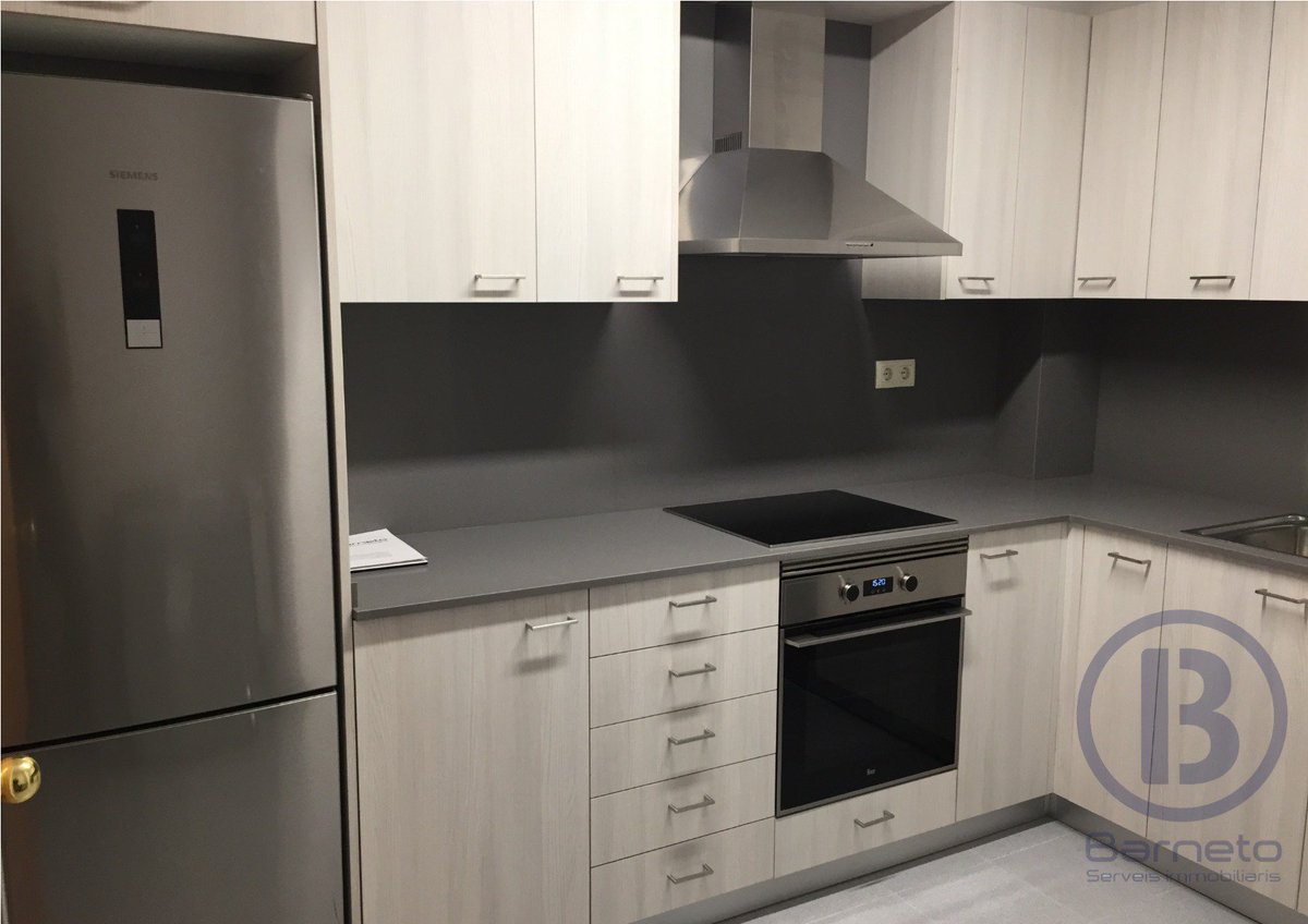 Barneto_SI's tweet photo. Pis de lloguer al centre de #Girona amb pàrquing inclòs, a 3 min de #Renfe. 🖥️https://t.co/YNFCxMgA8R #Barneto #Immobiliaria #Lloguer #Venda https://t.co/uG5DbzccPG