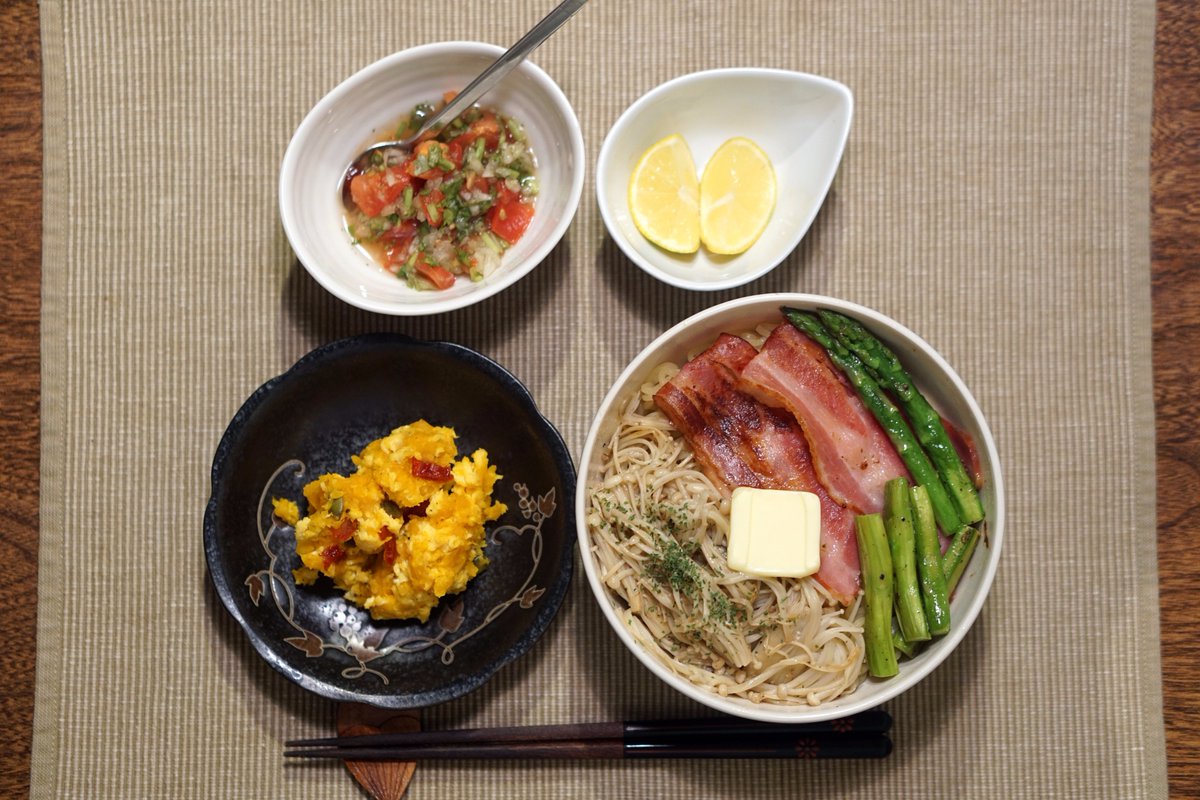 Kazh A Twitter 本日の夕飯 エノキ茸とアスパラベーコンの塩バターまぜそばと 味変用のアヒとヘベス 付け合わせにカボチャのサラダ 昨日見たレオさんの自作まぜそばに影響されて まぜそばもサラダも思い描いた味になって大満足 お腹ペコリン部 Twitter家庭料理