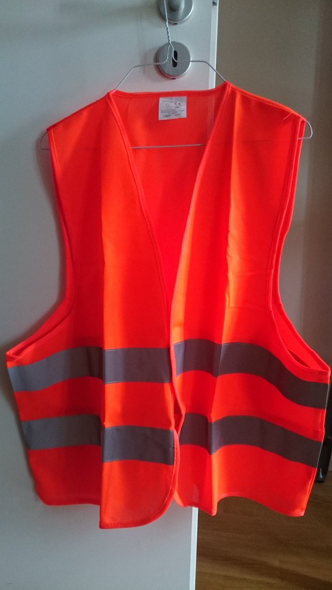 vklopprogge's tweet photo. Neues Fashion-Schnäppchen für den #Winter. Hässlich, aber ohne is halt nicht #radfahren #safetyfirst #nevernotbiking https://t.co/SSEwYkDD87