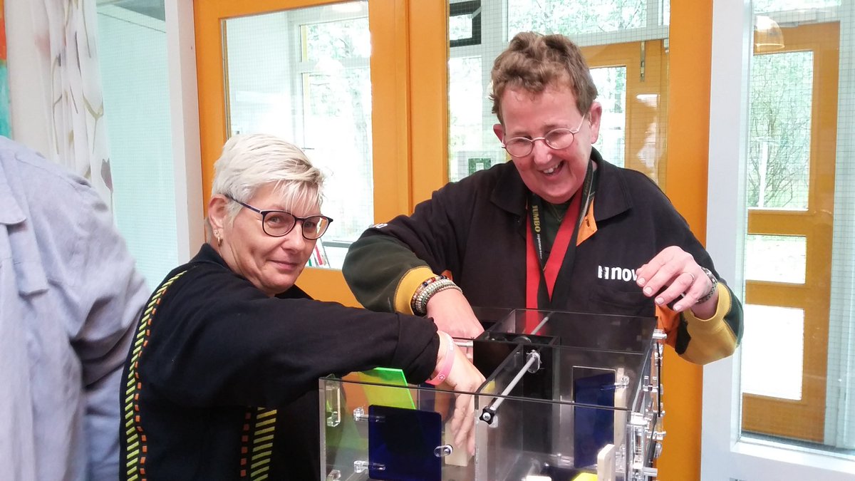 Interactieve demo met rookhuisje, cliënten NOVO doen zelf de inrichting van het rookhuisje.