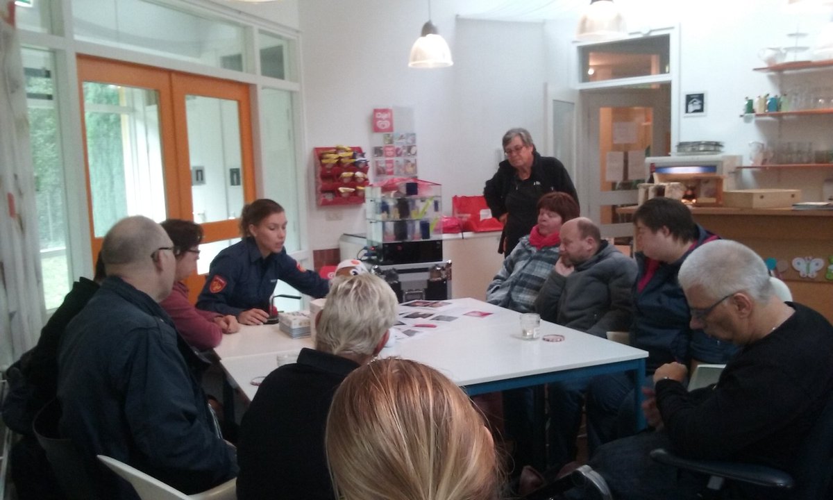 Rookhuisje is ingericht, dus let's go! 'Hulpverleningsweek' voor cliënten NOVO #brandveiligleven #voorlichting #tafelgesprek