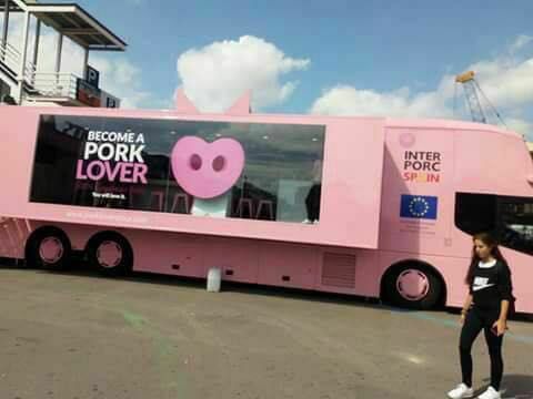 EeaMalaga's tweet photo. Si estás en contra del del maltrato animal, ÚNETE. HOY, protesta frente al bus de Lover Pork. En el Corte Inglés de #malaga, a las 19.30 h. https://t.co/5gYnEFfegM