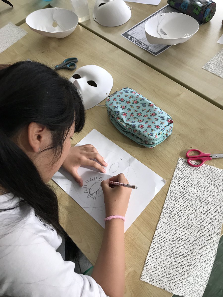 eskerpaula's tweet photo. First we design, then we create! #hallowenmasks #modroc #art #education https://t.co/NVXyB2tBCr
