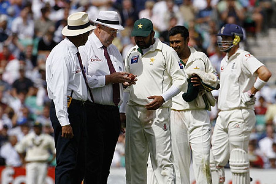ThinakaranLK's tweet photo. திருட்டு சம்பவத்தில் சிக்கிய டெரல் ஹெயார்
#DarrellHair #Guilty #Steal #MuttiahMuralitharan #Bowling #LKA
https://t.co/CqHiv4CDZu https://t.co/tW78NKvBZG