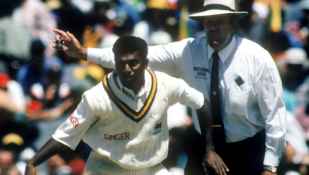 ThinakaranLK's tweet photo. திருட்டு சம்பவத்தில் சிக்கிய டெரல் ஹெயார்
#DarrellHair #Guilty #Steal #MuttiahMuralitharan #Bowling #LKA
https://t.co/CqHiv4CDZu https://t.co/tW78NKvBZG
