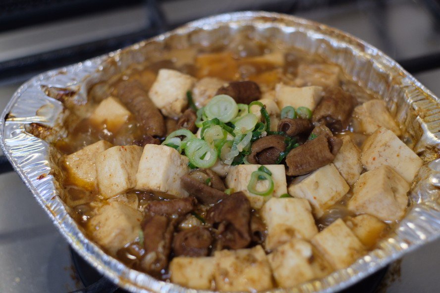 涎が止まらない ローソンの 冷凍ホルモン鍋 に木綿豆腐を入れて煮込むと最高の食べ物が出現する Togetter