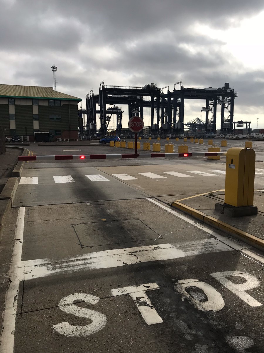 Paramountsg's tweet photo. Our rising arm barriers are specified on high volume traffic sites all over the UK, call us on 0870 399 0999 for sales and support https://t.co/FJ6a9WQ6BO