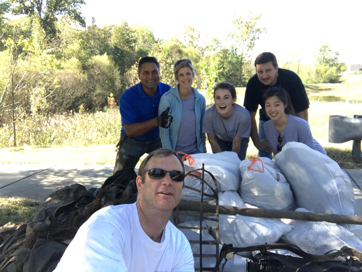wesleyslobo's tweet photo. @XylemInc @XylemWatermark month of service in action with this passionate team! Clearing up a #water way/Greenway in #Charlotte to help keep our environment clean. Great teamwork with @RichardBlase @LisaBischoff1 #JenniferTran #KelseyByars #MikeDumas https://t.co/VRaQPlz3UD