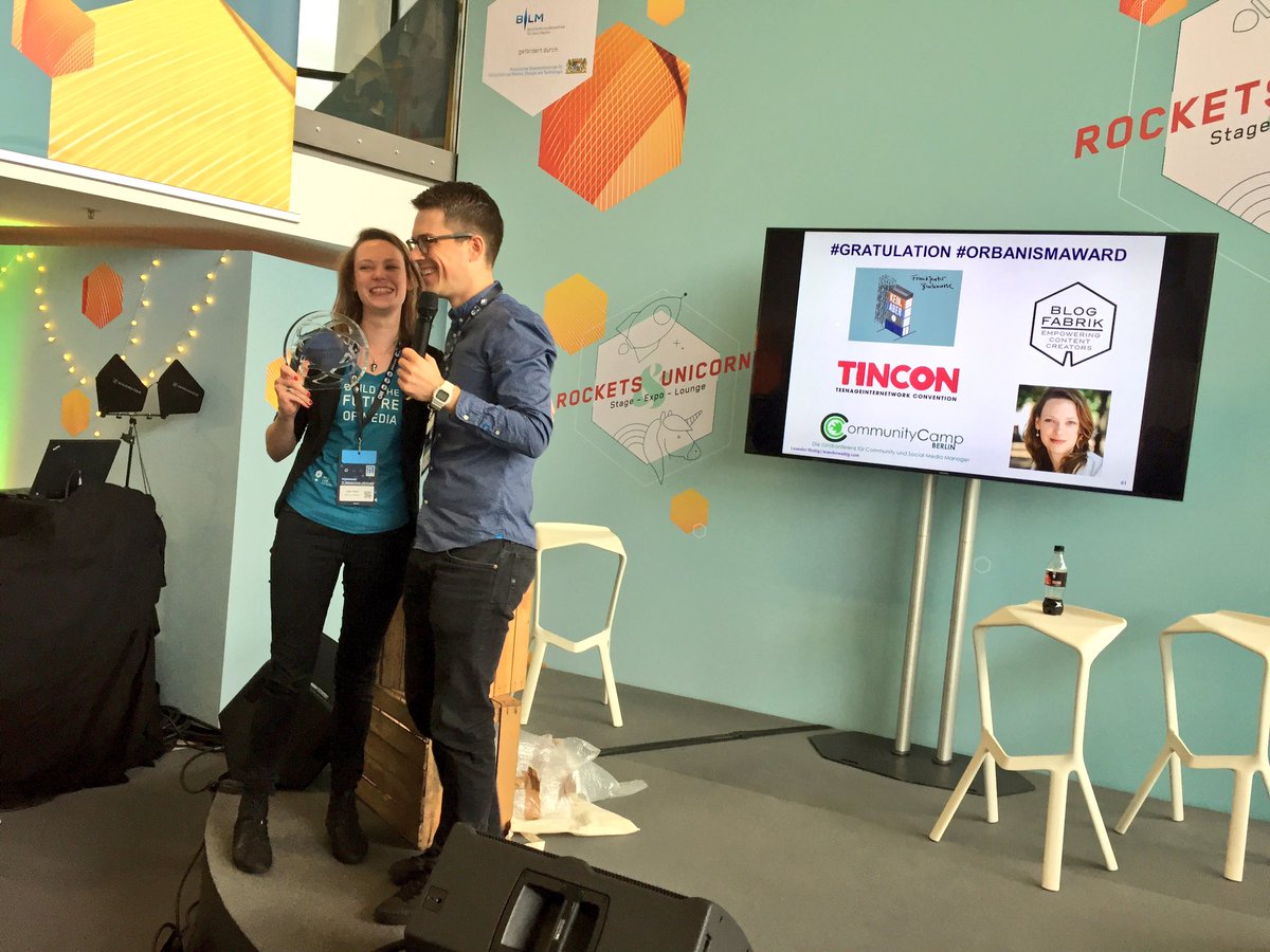 MediaLabBayern's tweet photo. And the winner is ... @Luisante! 🎉Unsere Menschenvernetzerin #1! Spontane Preisverleihung 😝@orbanism #mtm17 #RocketsUnicorns #Orbanismaward https://t.co/cPxINvV6Wn