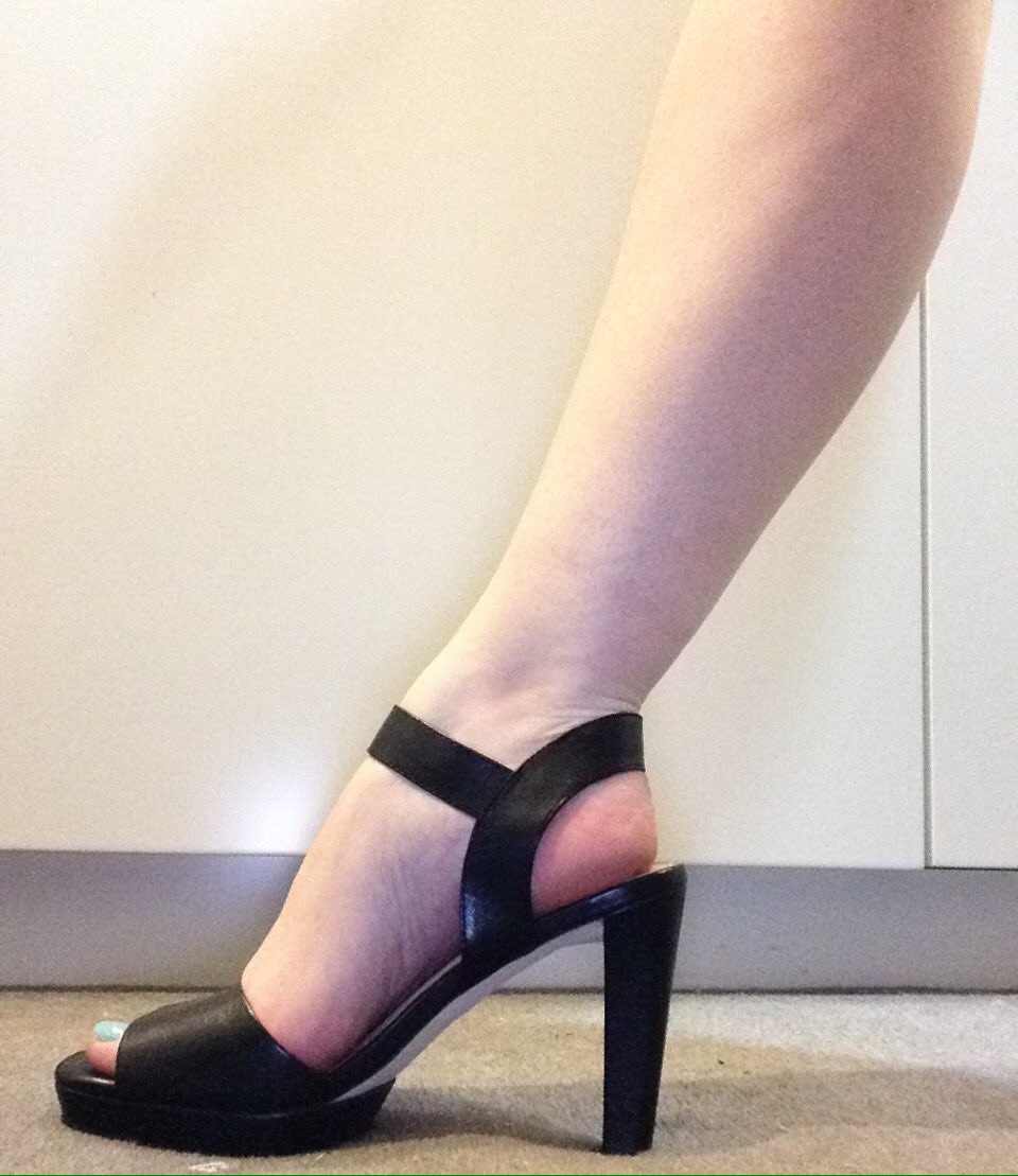 Brat__Queen's tweet photo. You losers want high arches? You've got to earn them! #findom #footfetish #cashslave #paleskin #humanatm #higharches #PayPig #feet #heels https://t.co/KgAKV2E81p