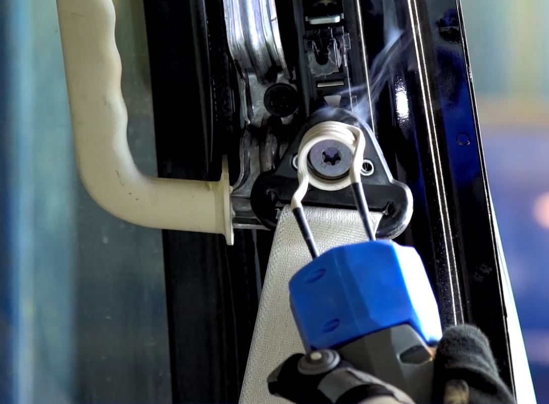 theinductoruk's tweet photo. How to effortlessly remove seat belt #bolts with #inductionheat as featured in @garagewireuk https://t.co/oFDEJCvkin https://t.co/HP3FT1miMB