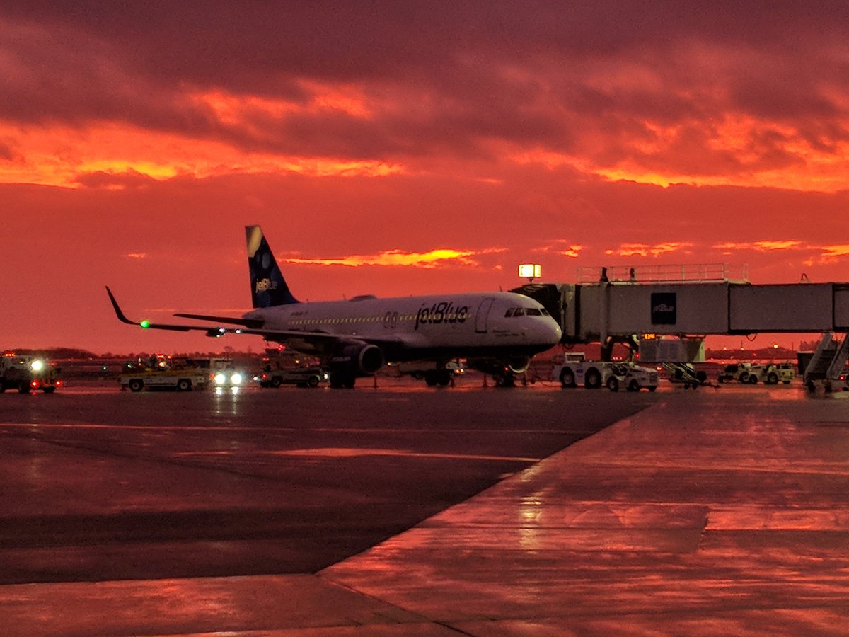 maxpower33's tweet photo. Red skies in morning......@universalhub https://t.co/hcFdVP8HCy