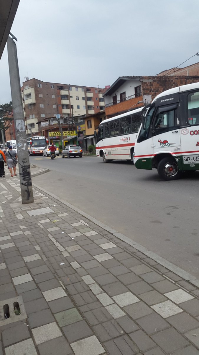 CarlosC83162108's tweet photo. @elcolombiano como les parece el tranconq formó en contravia este busero del mpio de Caldas a esta hora y lo malo de esto es q no dio la via https://t.co/lWF2htLVDI