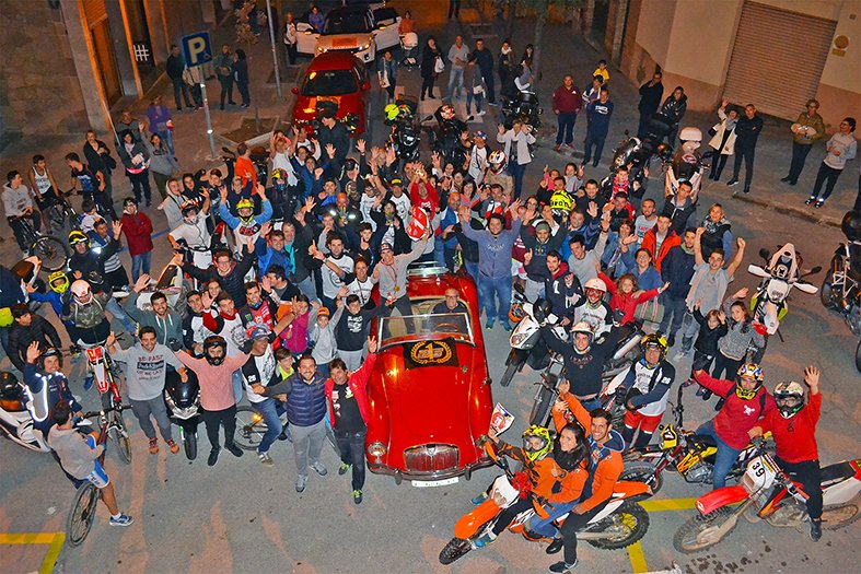 AjdeSuria's tweet photo. El pilot surienc Josep Garcia va rebre l’homenatge de la vila després de proclamar-se campió del món d’enduro 2. https://t.co/QvO7Uk7Fqr https://t.co/R7TCcsMYqn