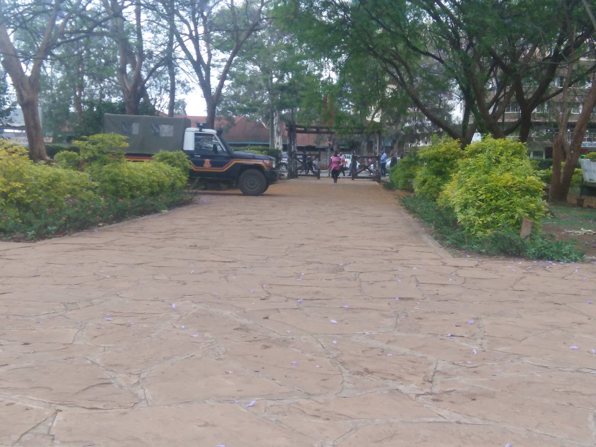 gacheke2011's tweet photo. Police stop members of public in accessing #Jeevanjee Gardens ..#closing civic space @salimlone @pambanakenya @Maskani254 @sinahabari https://t.co/Qcp8pY6jFO
