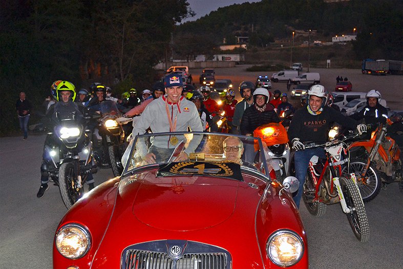 AjdeSuria's tweet photo. El pilot surienc Josep Garcia va rebre l’homenatge de la vila després de proclamar-se campió del món d’enduro 2. https://t.co/QvO7Uk7Fqr https://t.co/R7TCcsMYqn