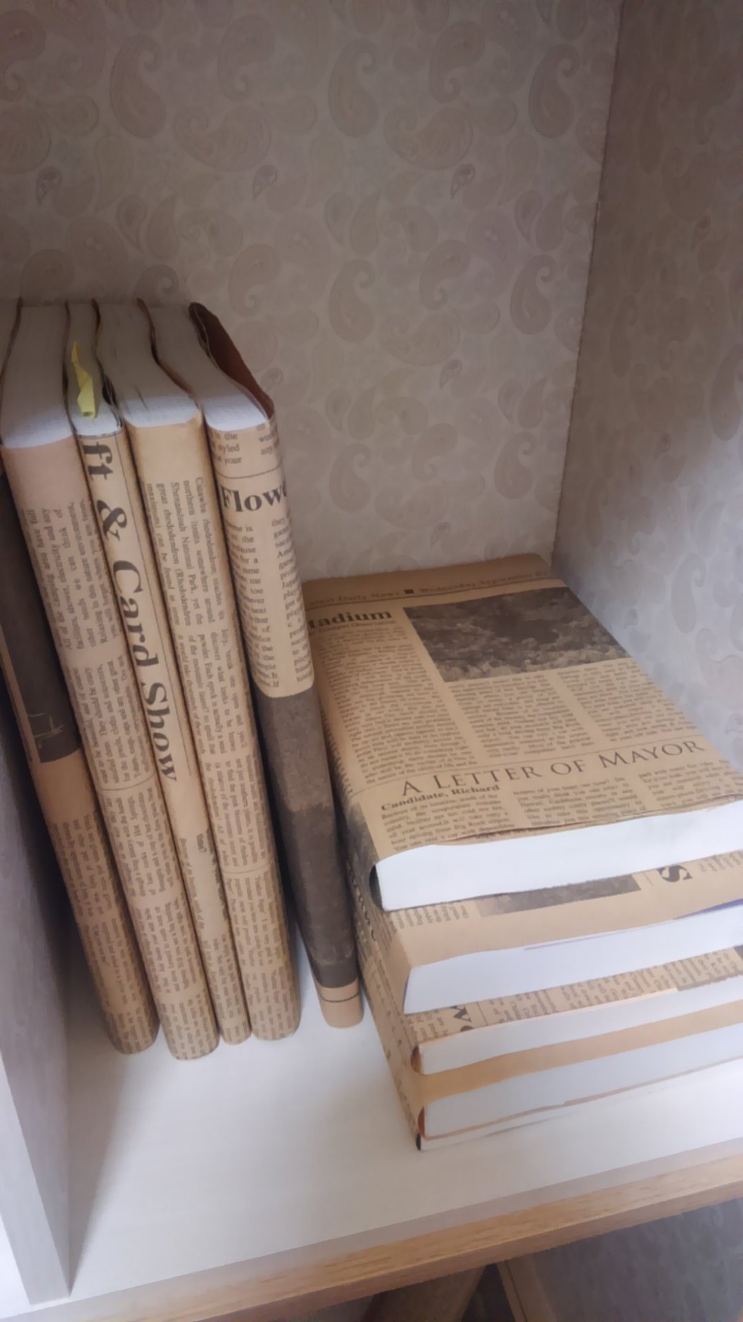 鈴音 A Twitter 参考書と問題集にブックカバーをかけたくて ふと思いつきで英字新聞のカバーかけたくなった 英字新聞 売ってるお店がなかなか見つからなかったので 調べて100均で英字新聞風の包装紙買ってきた オシャレじゃない これ インスタ映えじゃない