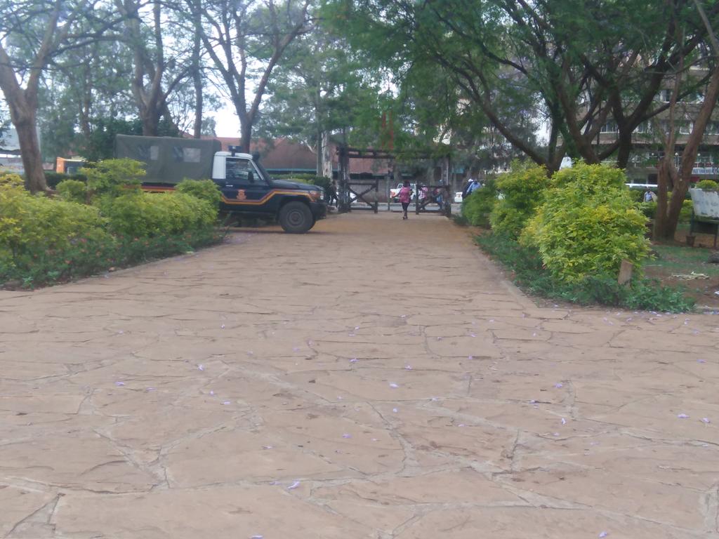 gacheke2011's tweet photo. Police stop members of public in accessing #Jeevanjee Gardens ..#closing civic space @salimlone @pambanakenya @Maskani254 @sinahabari https://t.co/Qcp8pY6jFO