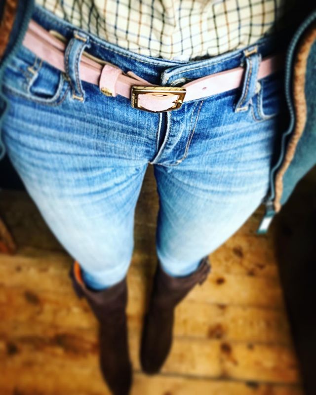 FairfaxFavor's tweet photo. A customer looking fantastic in our limited edition Breast Cancer Sennowe belt! 📸🤳#fairfaxandfavor #BreastCancerAwarenessMonth https://t.co/wZdxGOcDdE